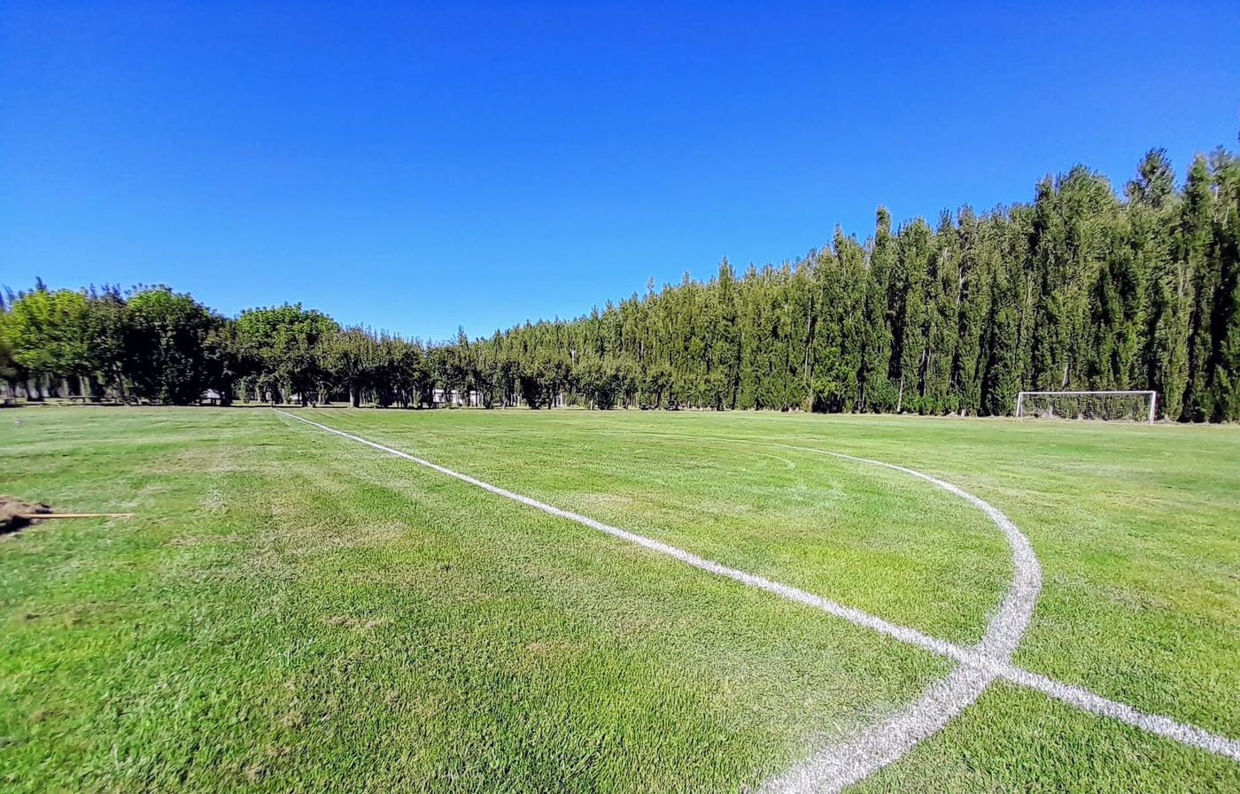 Cancha de Duronia, línea de mitad de cancha